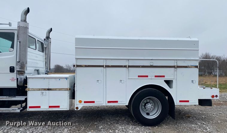 image for item JN9126 2005 Freightliner FL70  utility / service truck