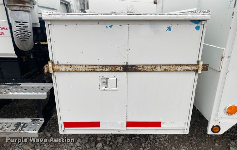 image for item JN9126 2005 Freightliner FL70  utility / service truck