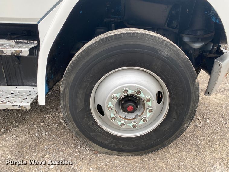 image for item JN9126 2005 Freightliner FL70  utility / service truck