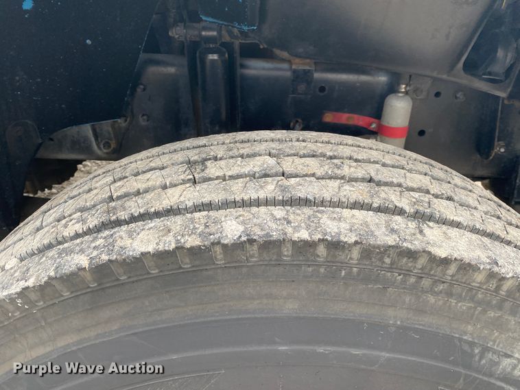 image for item JN9126 2005 Freightliner FL70  utility / service truck