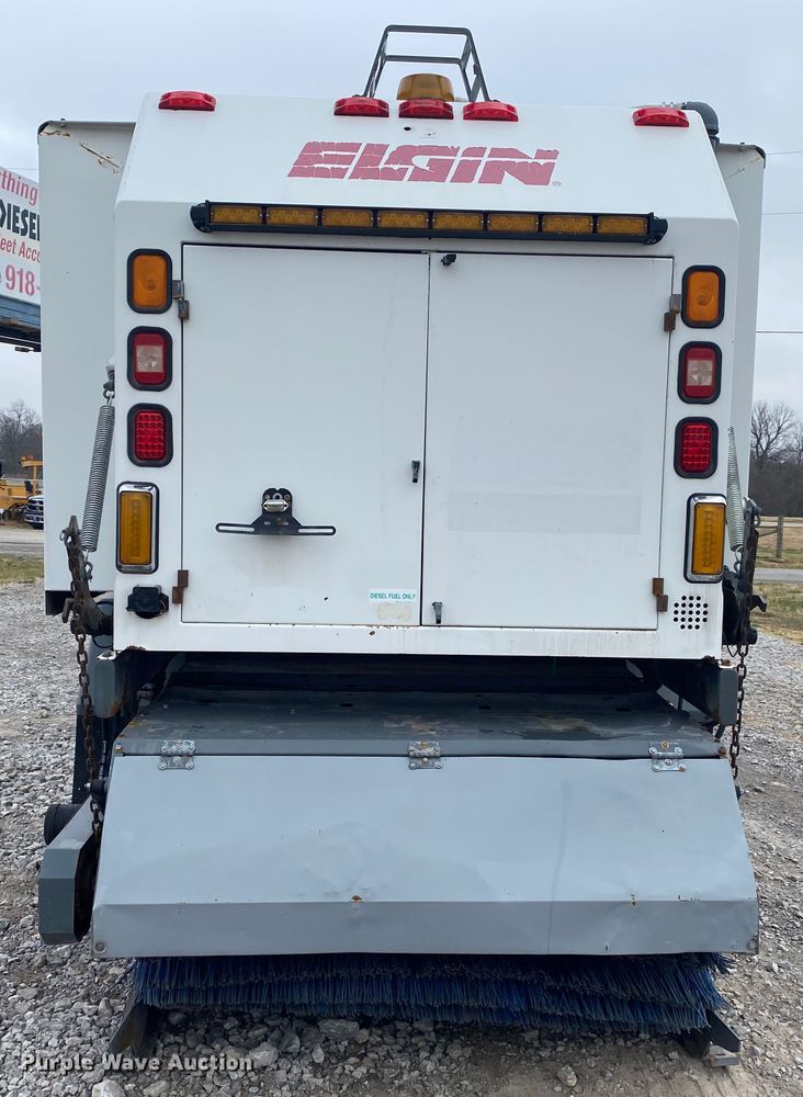 image for item JN9130 2007 Freightliner Business Class M2  street sweeper truck