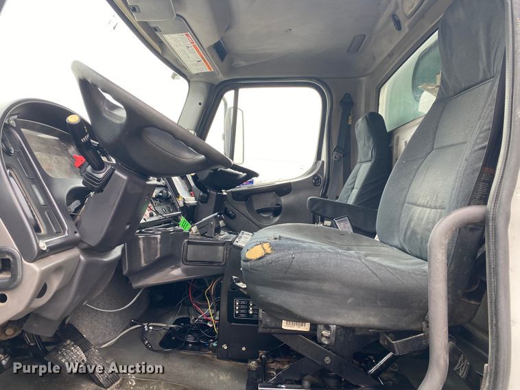 image for item JN9130 2007 Freightliner Business Class M2  street sweeper truck