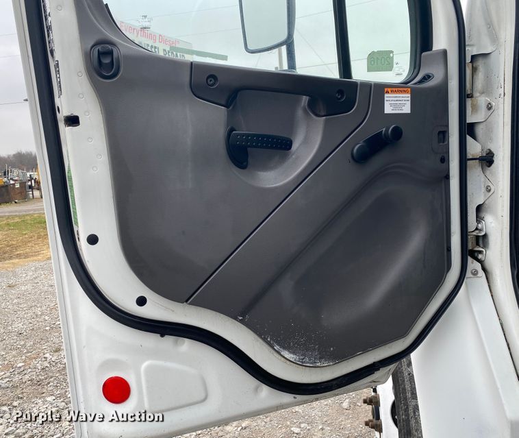 image for item JN9130 2007 Freightliner Business Class M2  street sweeper truck