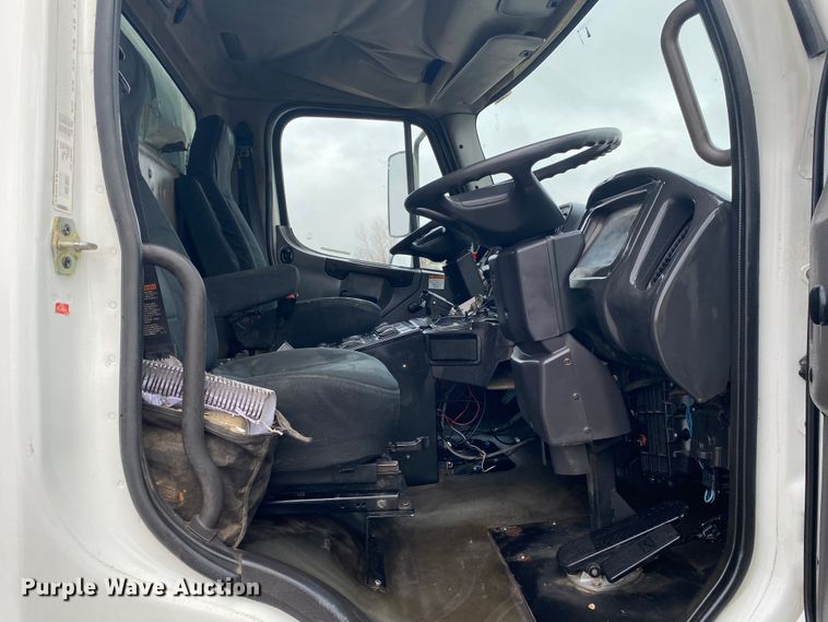 image for item JN9130 2007 Freightliner Business Class M2  street sweeper truck