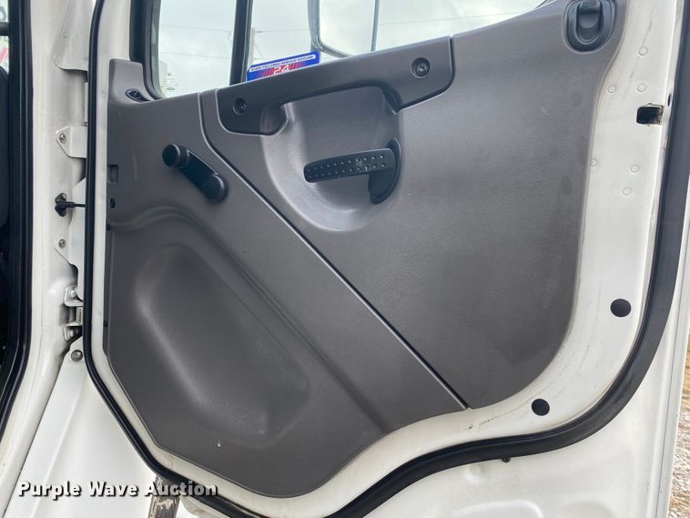 image for item JN9130 2007 Freightliner Business Class M2  street sweeper truck