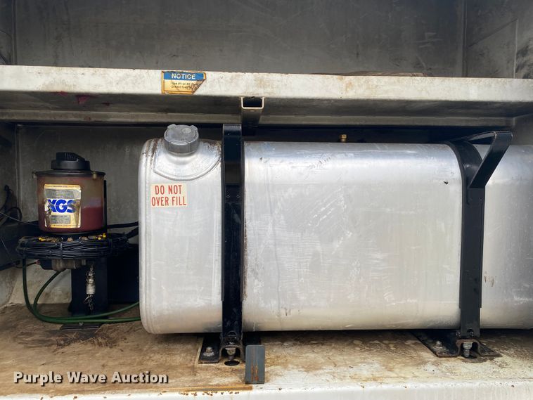 image for item JN9130 2007 Freightliner Business Class M2  street sweeper truck