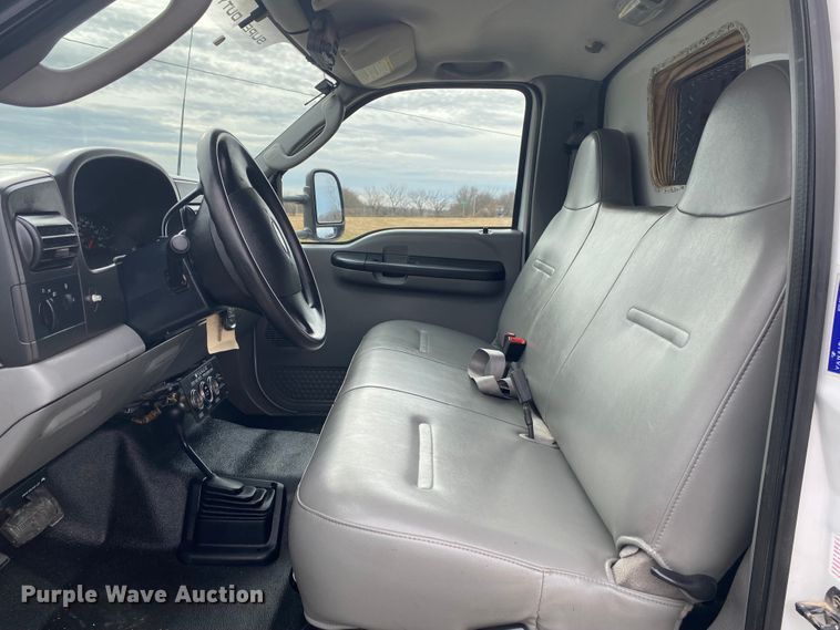 image for item JN9143 2006 Ford F550 Super Duty XL  box truck