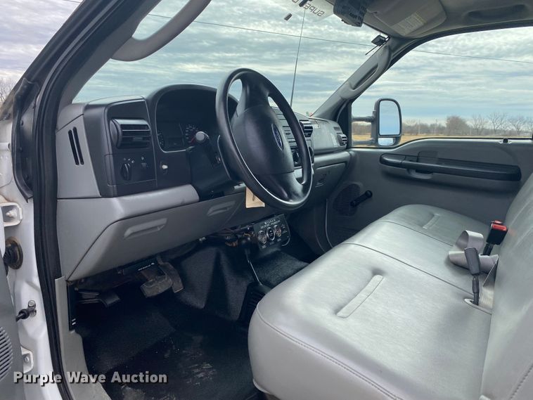 image for item JN9143 2006 Ford F550 Super Duty XL  box truck