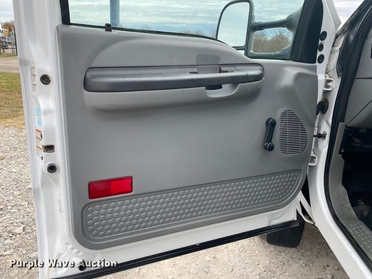 image for item JN9143 2006 Ford F550 Super Duty XL  box truck