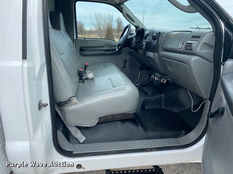 image for item JN9143 2006 Ford F550 Super Duty XL  box truck