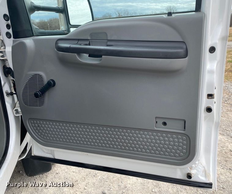 image for item JN9143 2006 Ford F550 Super Duty XL  box truck