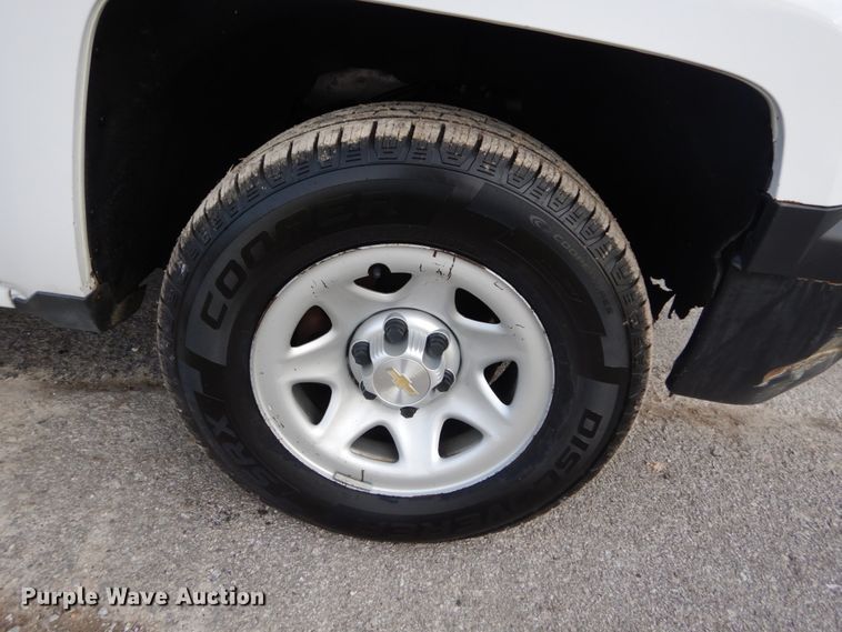 image for item KH9866 2015 Chevrolet Silverado 1500  Double Cab flatbed pickup truck