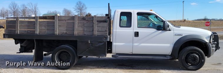 image for item KH9871 2007 Ford F550 Super Duty XL  SuperCab flatbed truck