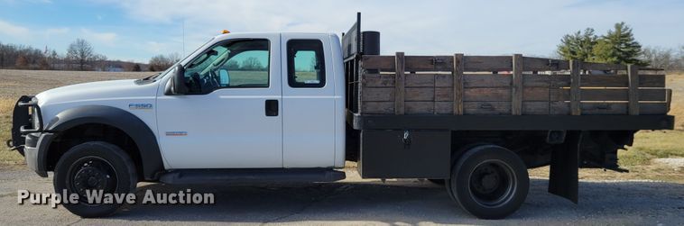 image for item KH9871 2007 Ford F550 Super Duty XL  SuperCab flatbed truck