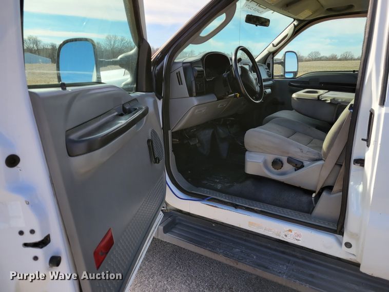 image for item KH9871 2007 Ford F550 Super Duty XL  SuperCab flatbed truck