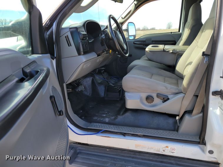 image for item KH9871 2007 Ford F550 Super Duty XL  SuperCab flatbed truck