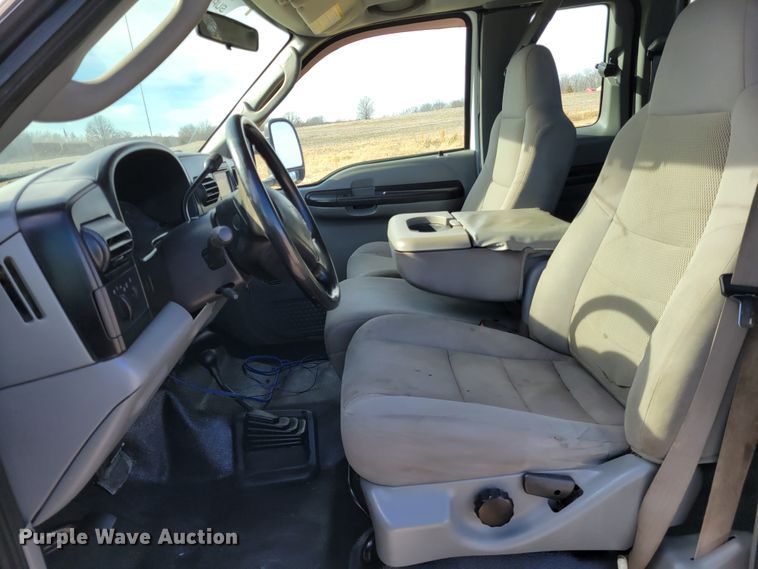 image for item KH9871 2007 Ford F550 Super Duty XL  SuperCab flatbed truck