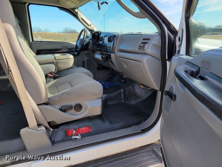 image for item KH9871 2007 Ford F550 Super Duty XL  SuperCab flatbed truck