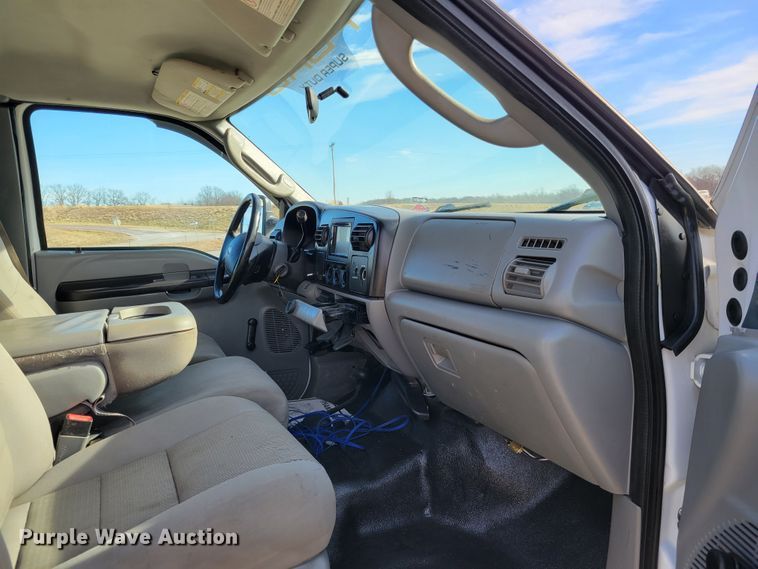 image for item KH9871 2007 Ford F550 Super Duty XL  SuperCab flatbed truck