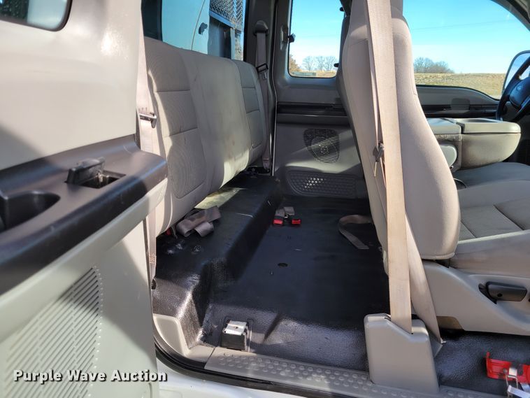 image for item KH9871 2007 Ford F550 Super Duty XL  SuperCab flatbed truck