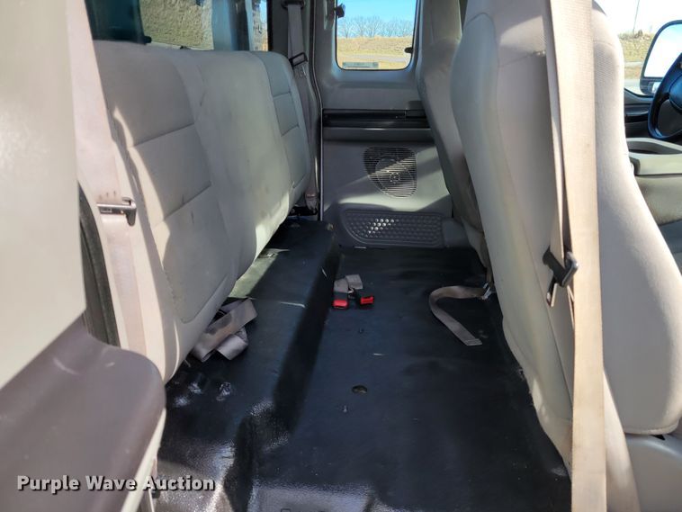 image for item KH9871 2007 Ford F550 Super Duty XL  SuperCab flatbed truck