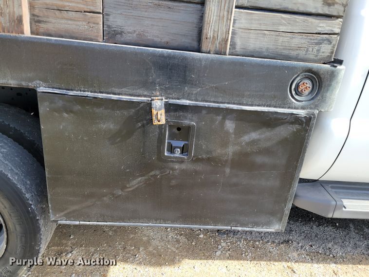 image for item KH9871 2007 Ford F550 Super Duty XL  SuperCab flatbed truck