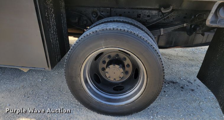 image for item KH9871 2007 Ford F550 Super Duty XL  SuperCab flatbed truck