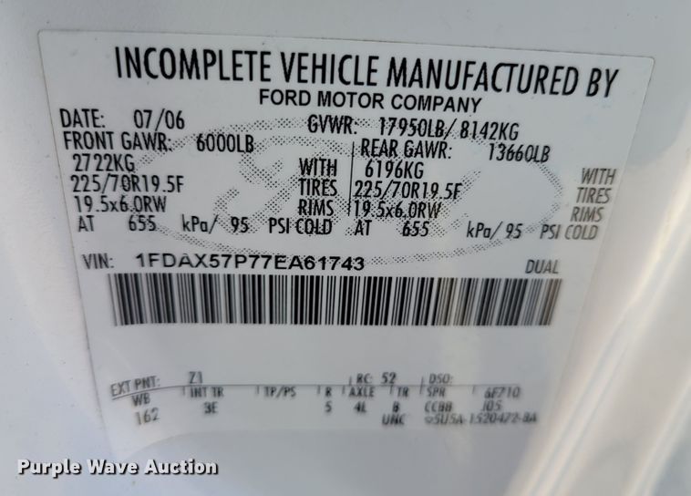 image for item KH9871 2007 Ford F550 Super Duty XL  SuperCab flatbed truck