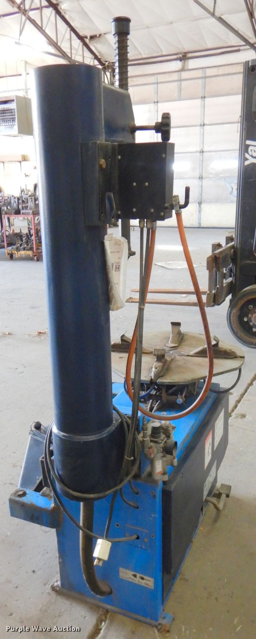 Hofmann Monty 1610 tire changer in Topeka, KS Item IH9127 sold