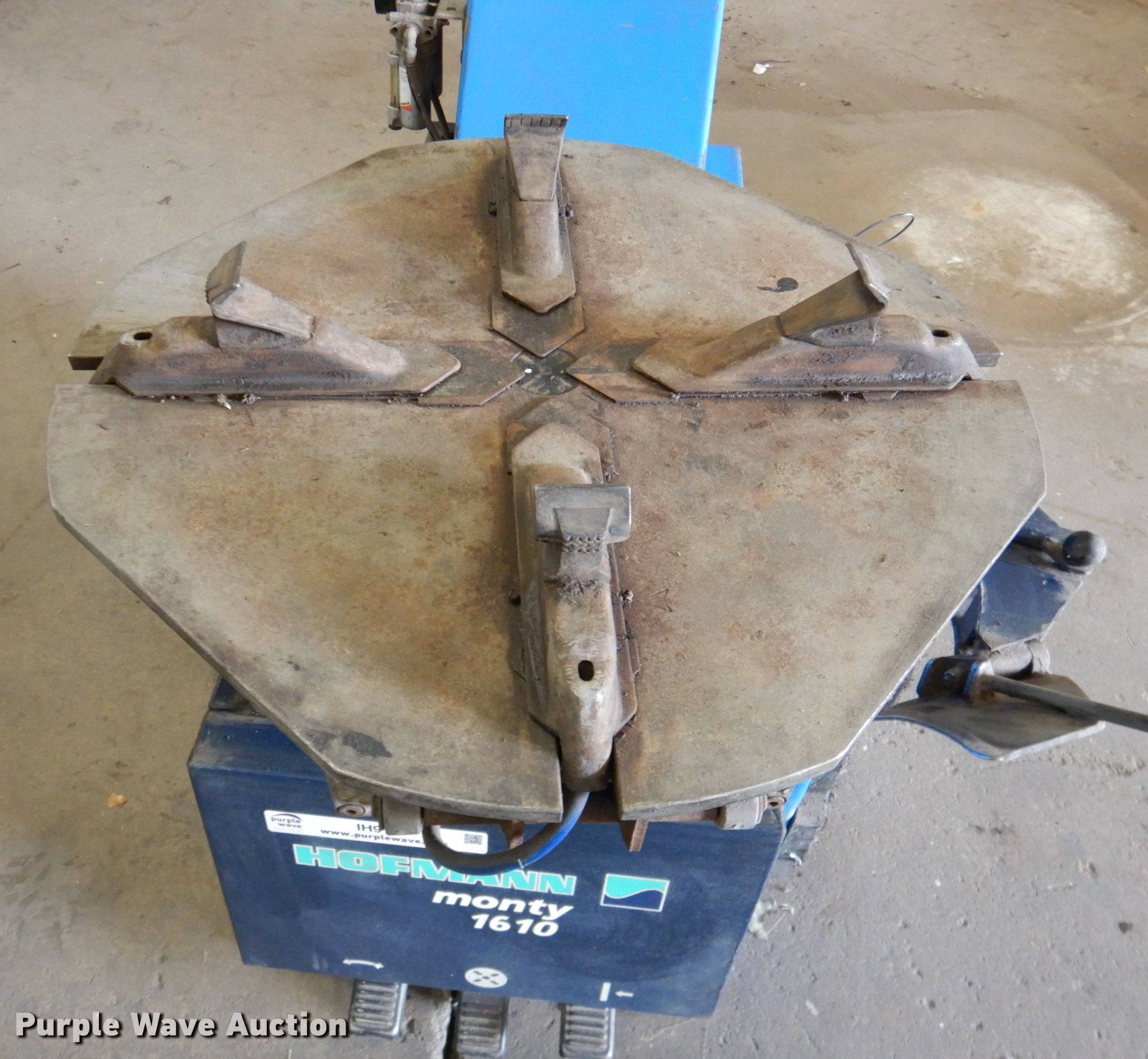 Hofmann Monty 1610 tire changer in Topeka, KS Item IH9127 sold