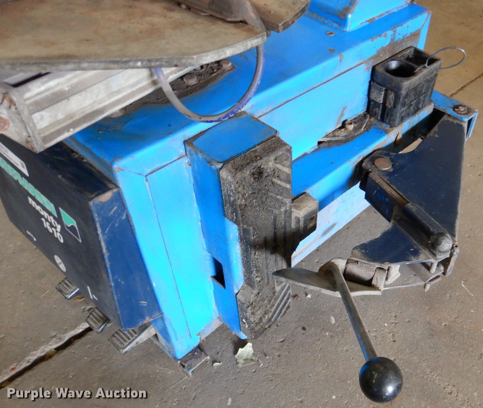 Hofmann Monty 1610 tire changer in Topeka, KS Item IH9127 sold