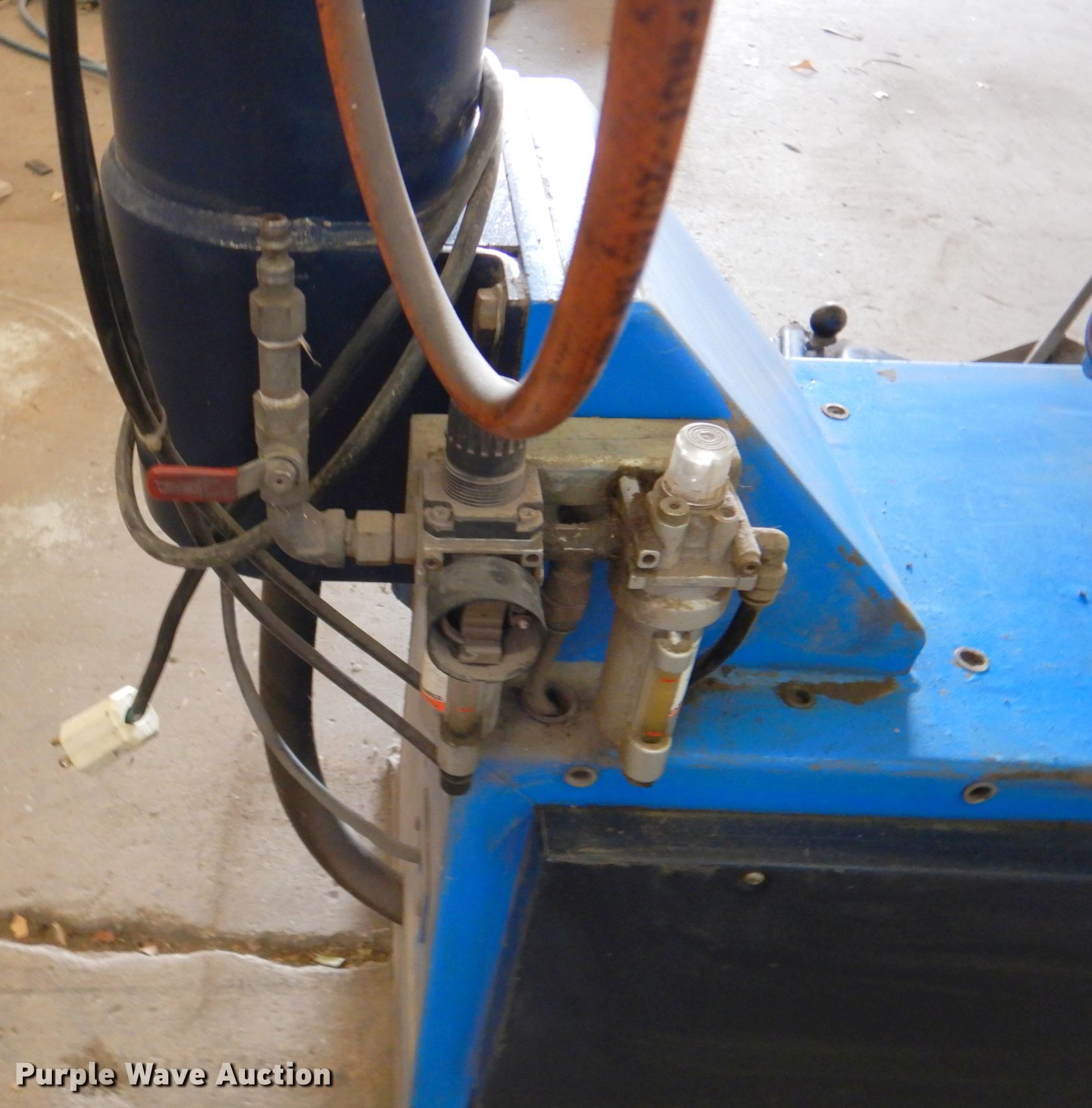 Hofmann Monty 1610 tire changer in Topeka, KS Item IH9127 sold