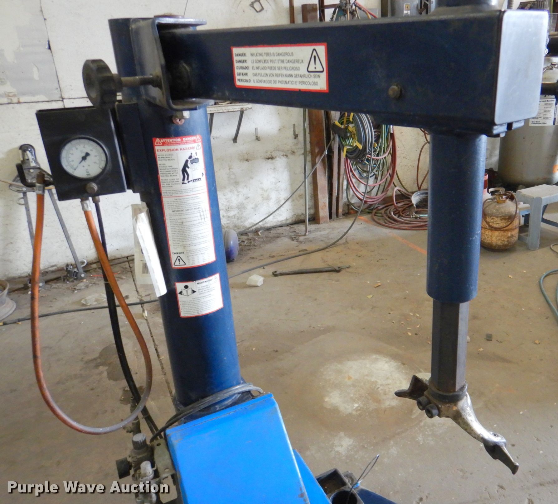 Hofmann Monty 1610 tire changer in Topeka, KS Item IH9127 sold