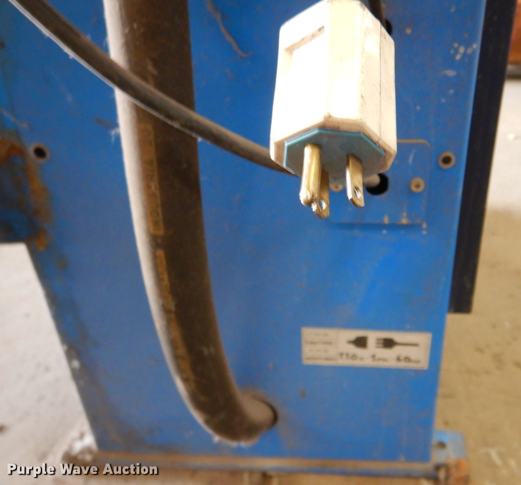 Hofmann Monty 1610 tire changer in Topeka, KS Item IH9127 sold