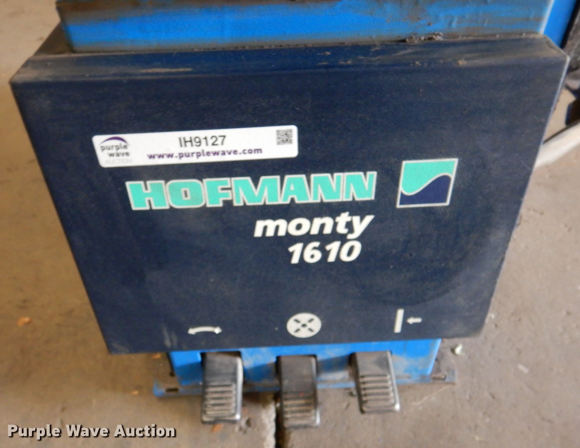 Hofmann Monty 1610 tire changer in Topeka, KS Item IH9127 sold