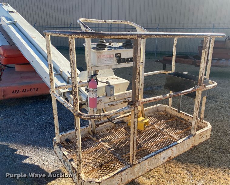 image for item DL1334 2006 Snorkel TB-42CU  boom lift