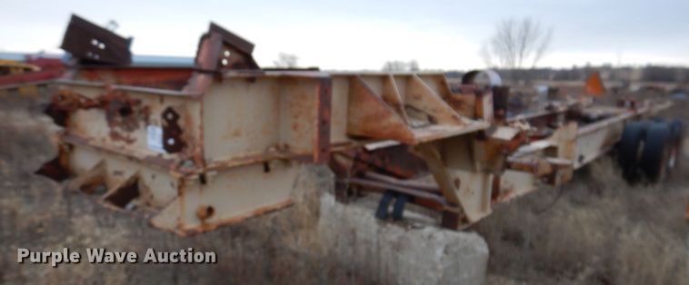 image for item DL5904 Universal Engineering 880 Super G-4300  crusher transport trailer