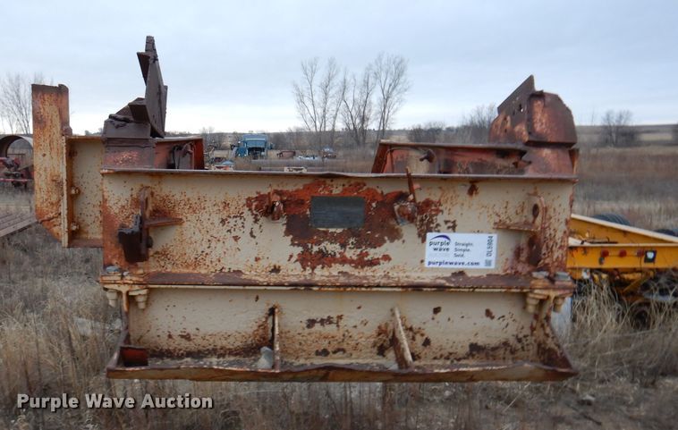 image for item DL5904 Universal Engineering 880 Super G-4300  crusher transport trailer