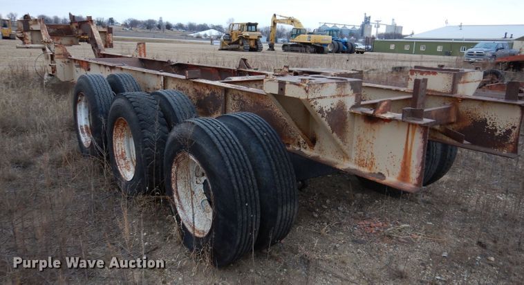 image for item DL5904 Universal Engineering 880 Super G-4300  crusher transport trailer