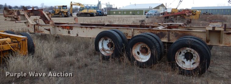 image for item DL5904 Universal Engineering 880 Super G-4300  crusher transport trailer