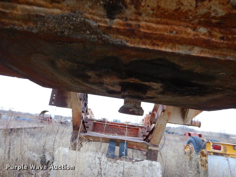 image for item DL5904 Universal Engineering 880 Super G-4300  crusher transport trailer