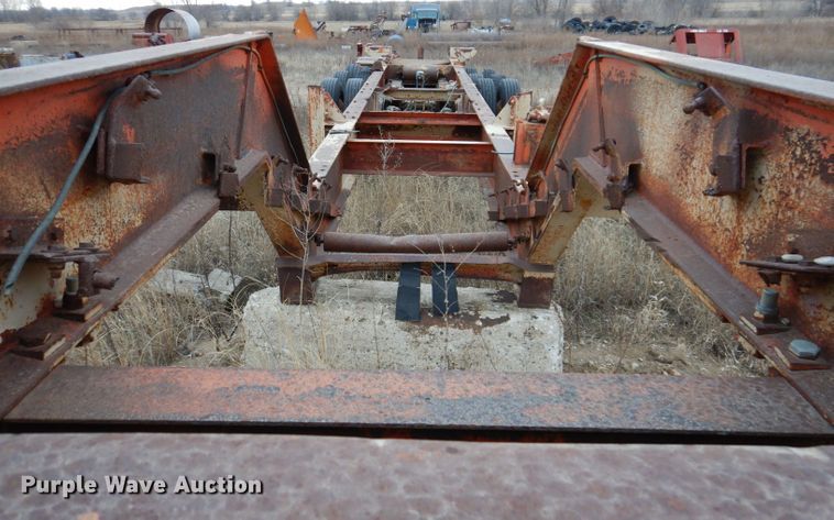 image for item DL5904 Universal Engineering 880 Super G-4300  crusher transport trailer