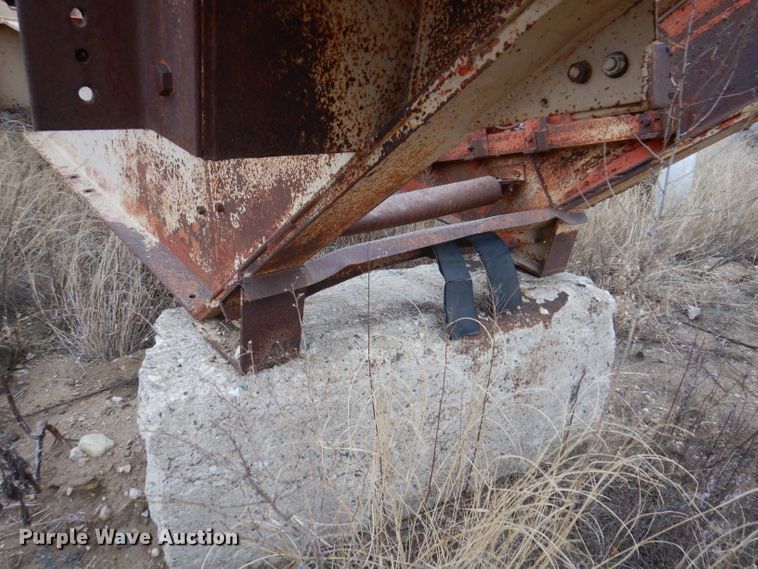 image for item DL5904 Universal Engineering 880 Super G-4300  crusher transport trailer