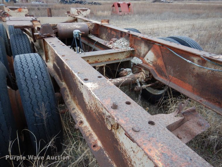 image for item DL5904 Universal Engineering 880 Super G-4300  crusher transport trailer