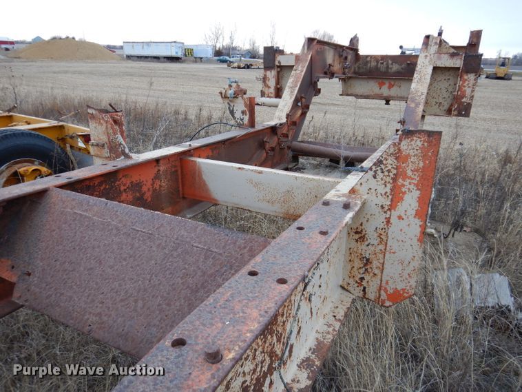 image for item DL5904 Universal Engineering 880 Super G-4300  crusher transport trailer