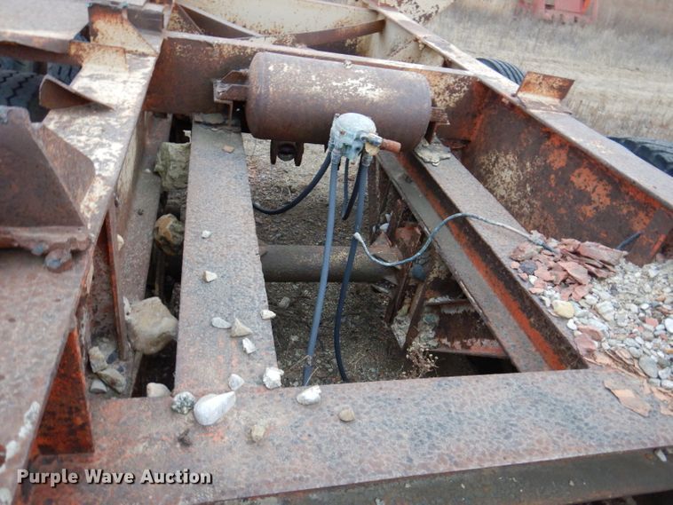 image for item DL5904 Universal Engineering 880 Super G-4300  crusher transport trailer