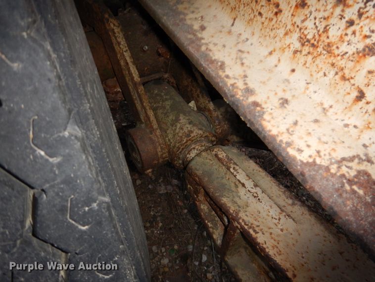 image for item DL5904 Universal Engineering 880 Super G-4300  crusher transport trailer