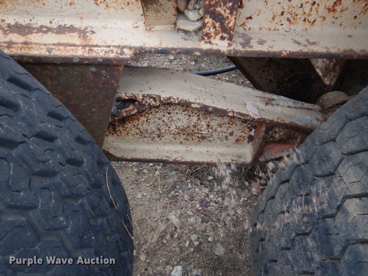 image for item DL5904 Universal Engineering 880 Super G-4300  crusher transport trailer