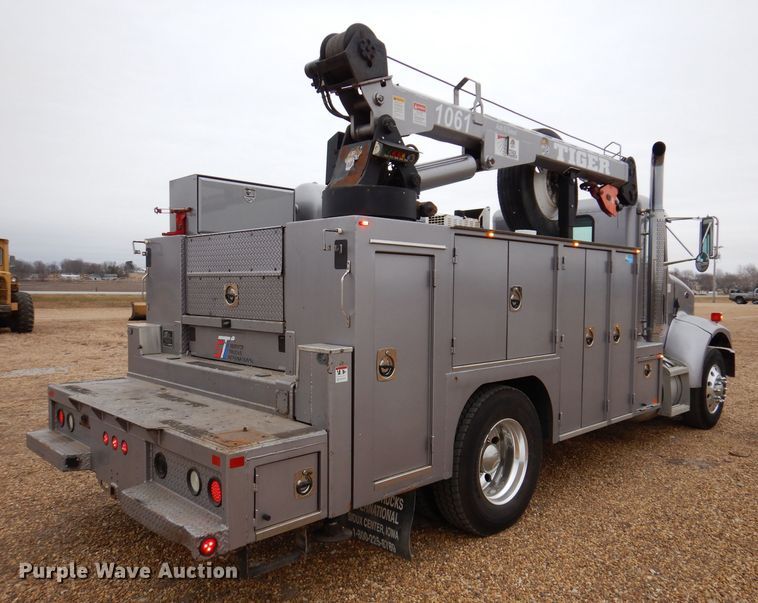 image for item DL5907 2003 Peterbilt 330  utility / service truck