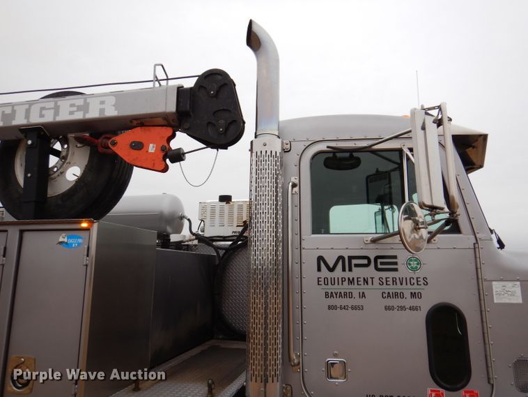 image for item DL5907 2003 Peterbilt 330  utility / service truck